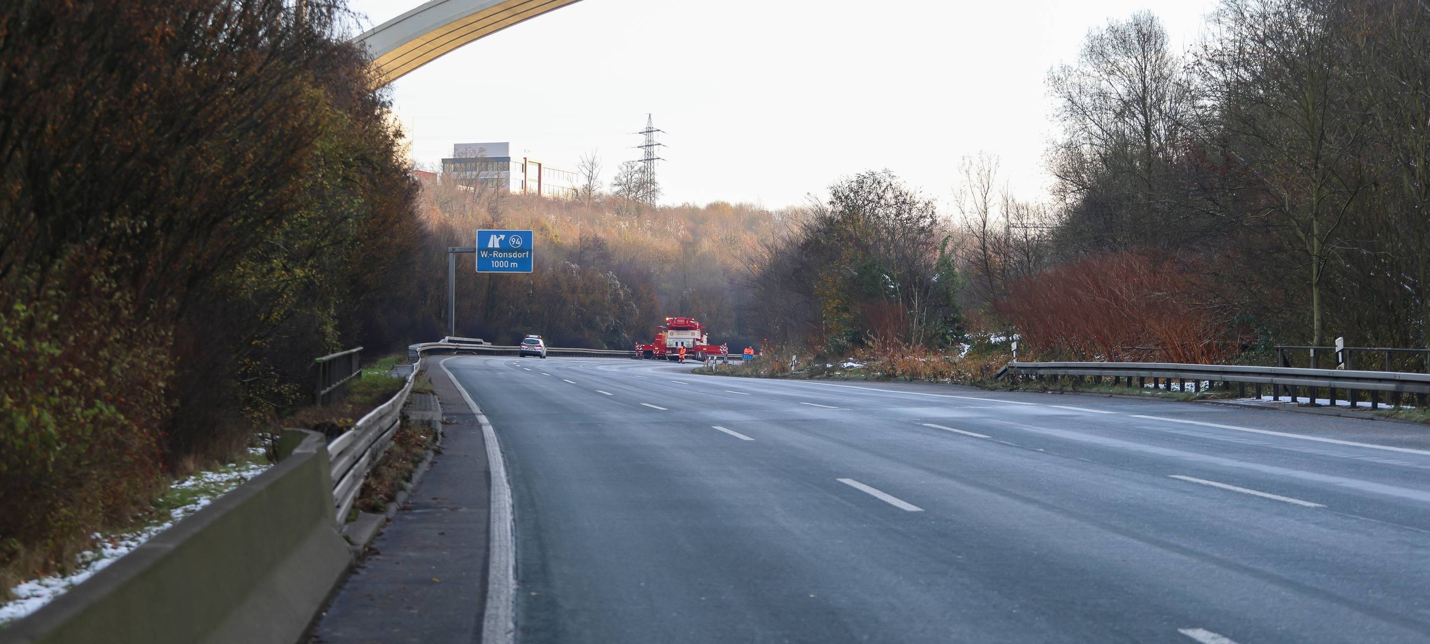 Vollsperrung A1 Richtung Köln: Schweinetransporter umgekippt