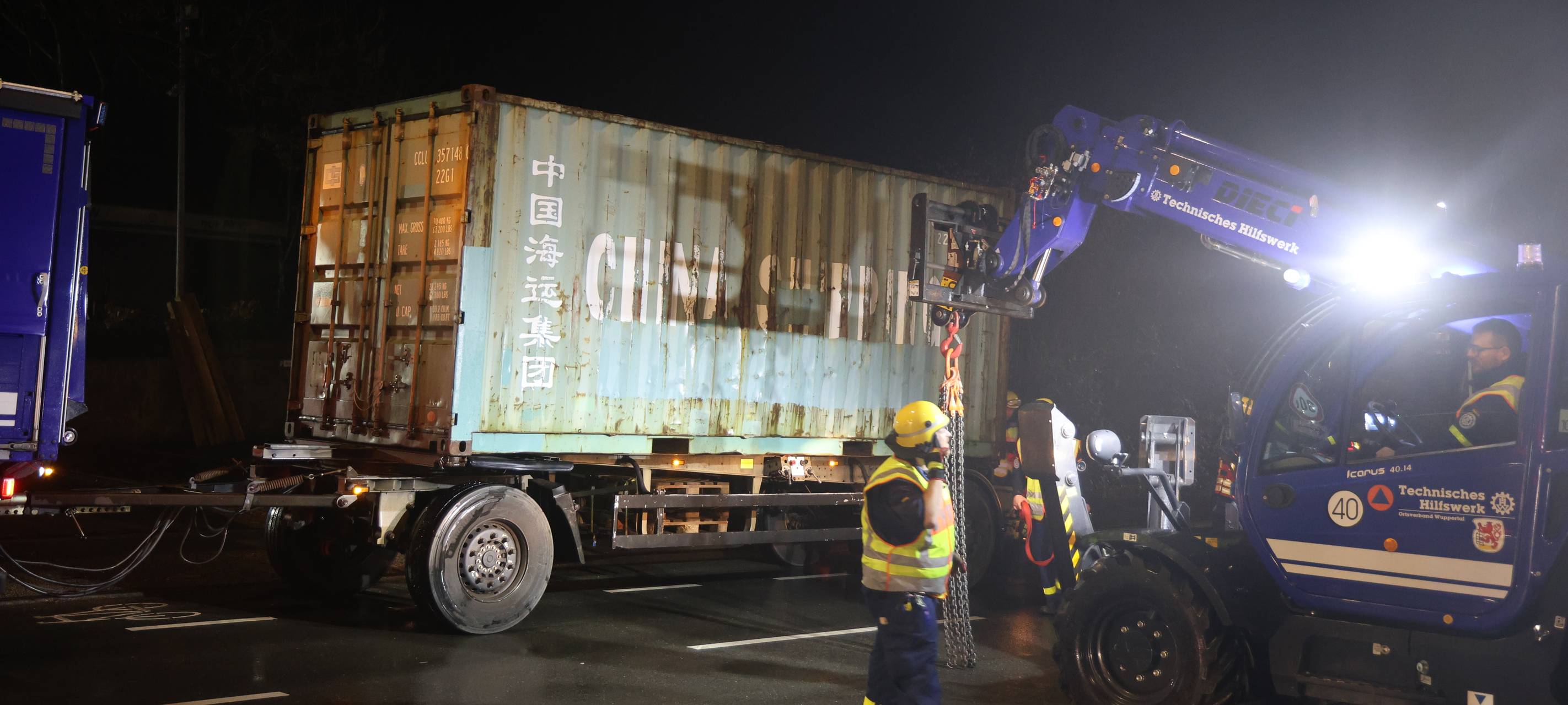 THW errichtet Barriere gegen Felssturz