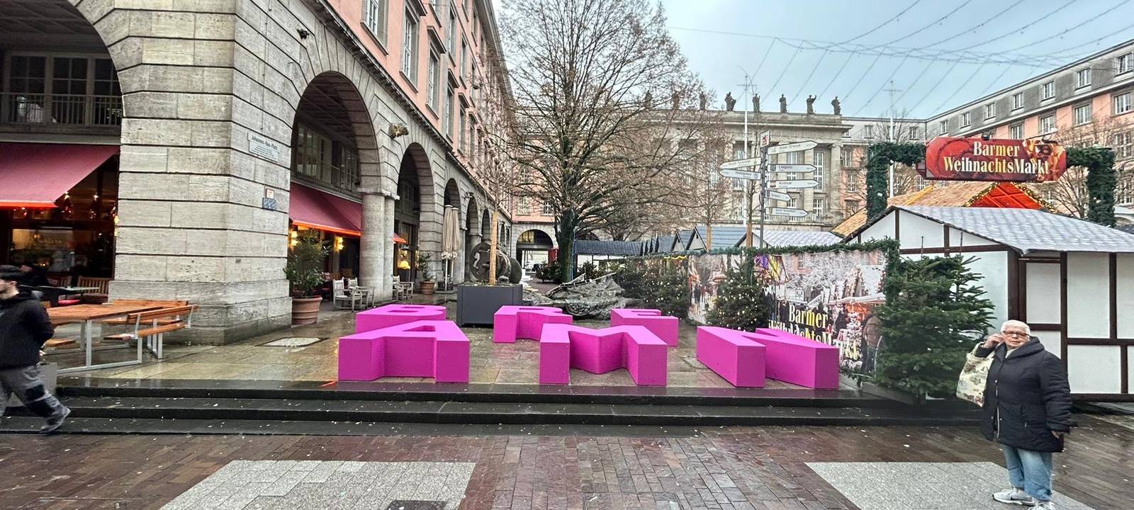 Barmer Buchstabenbänke in pink