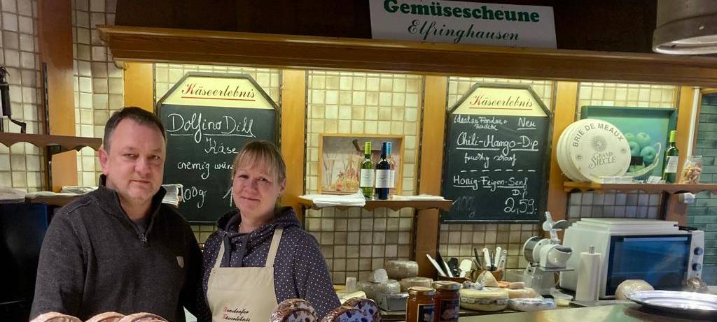 Wir hören hinters Schaufenster