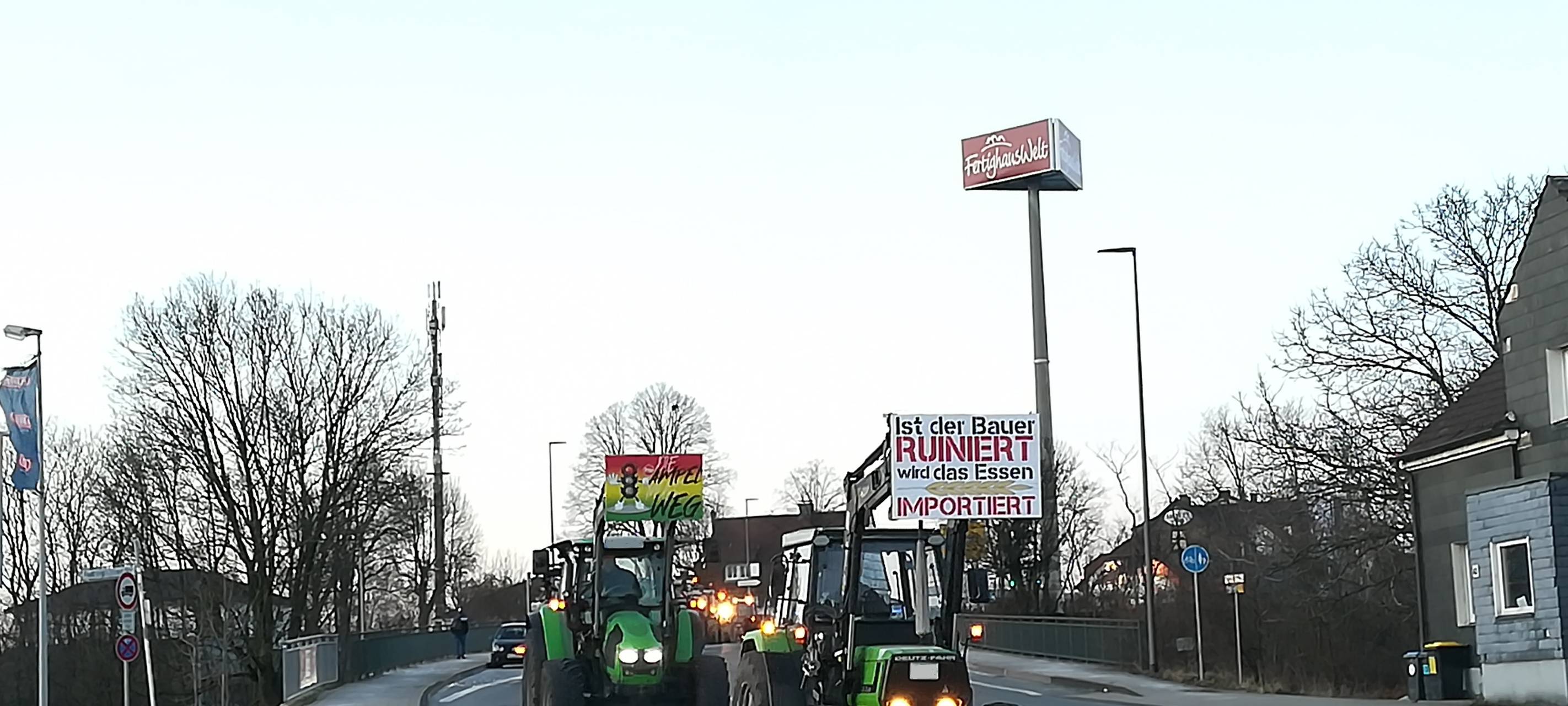 Trecker- und LKW-Korso fuhr über B7