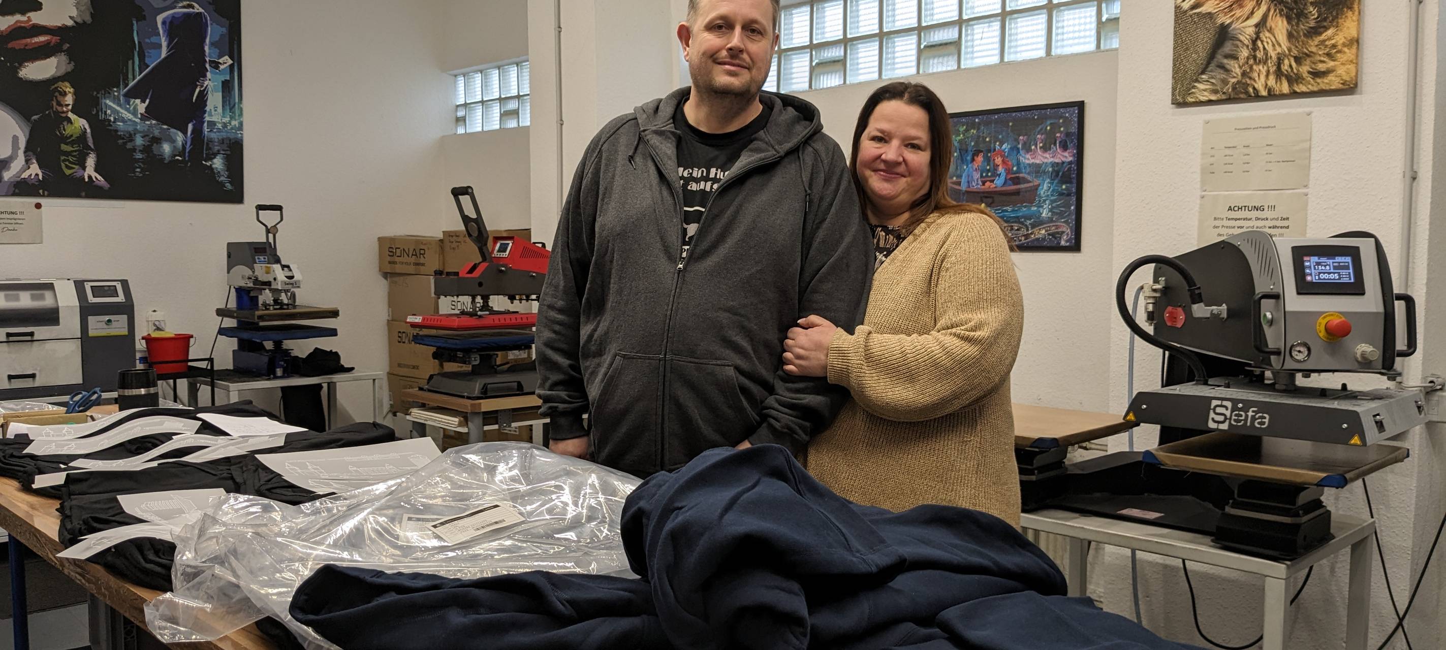 Wir hören hinters Schaufenster