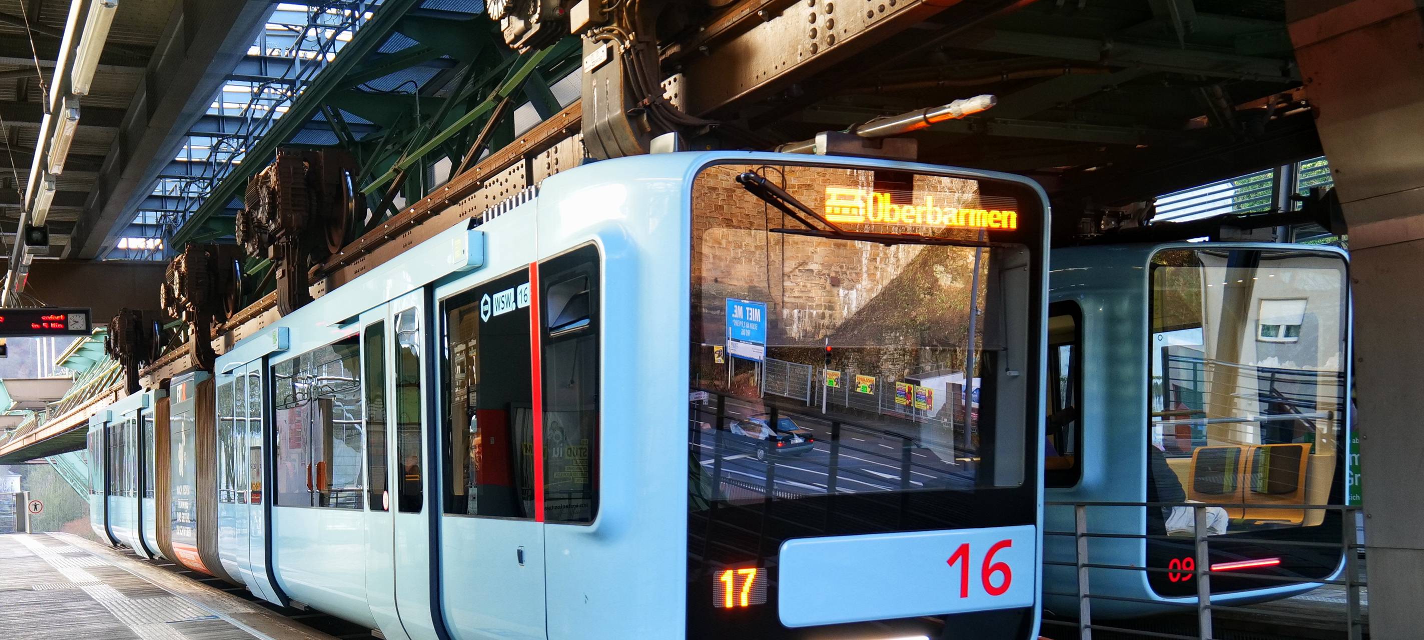 Schwebebahn steht