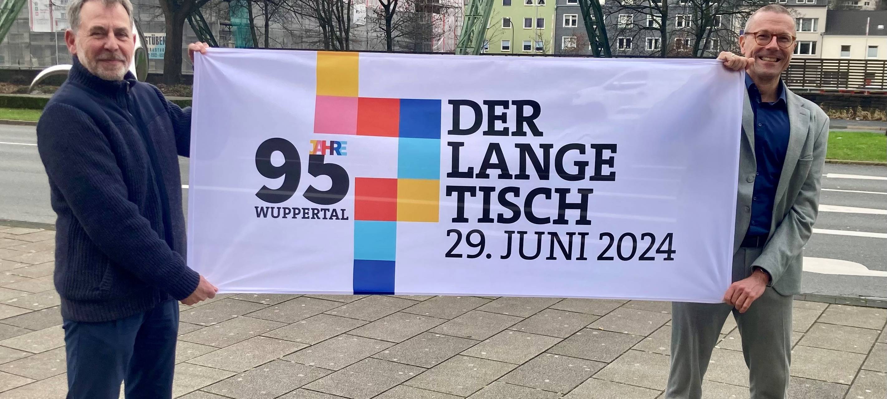 Langer Tisch ist voll