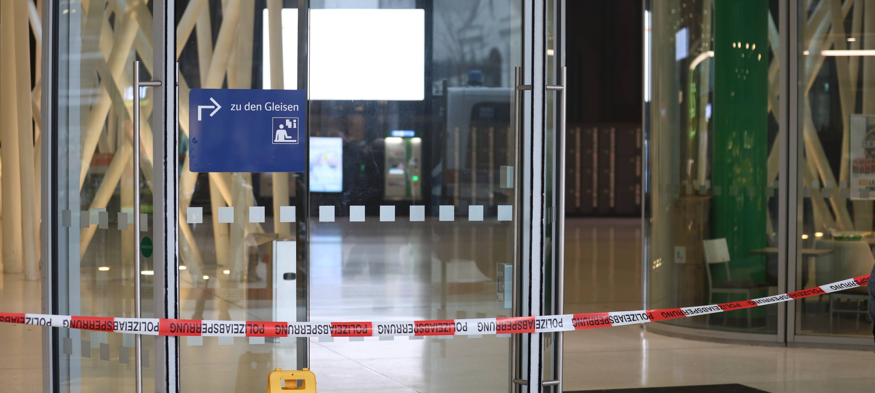Großeinsatz: Polizei sperrt Hbf