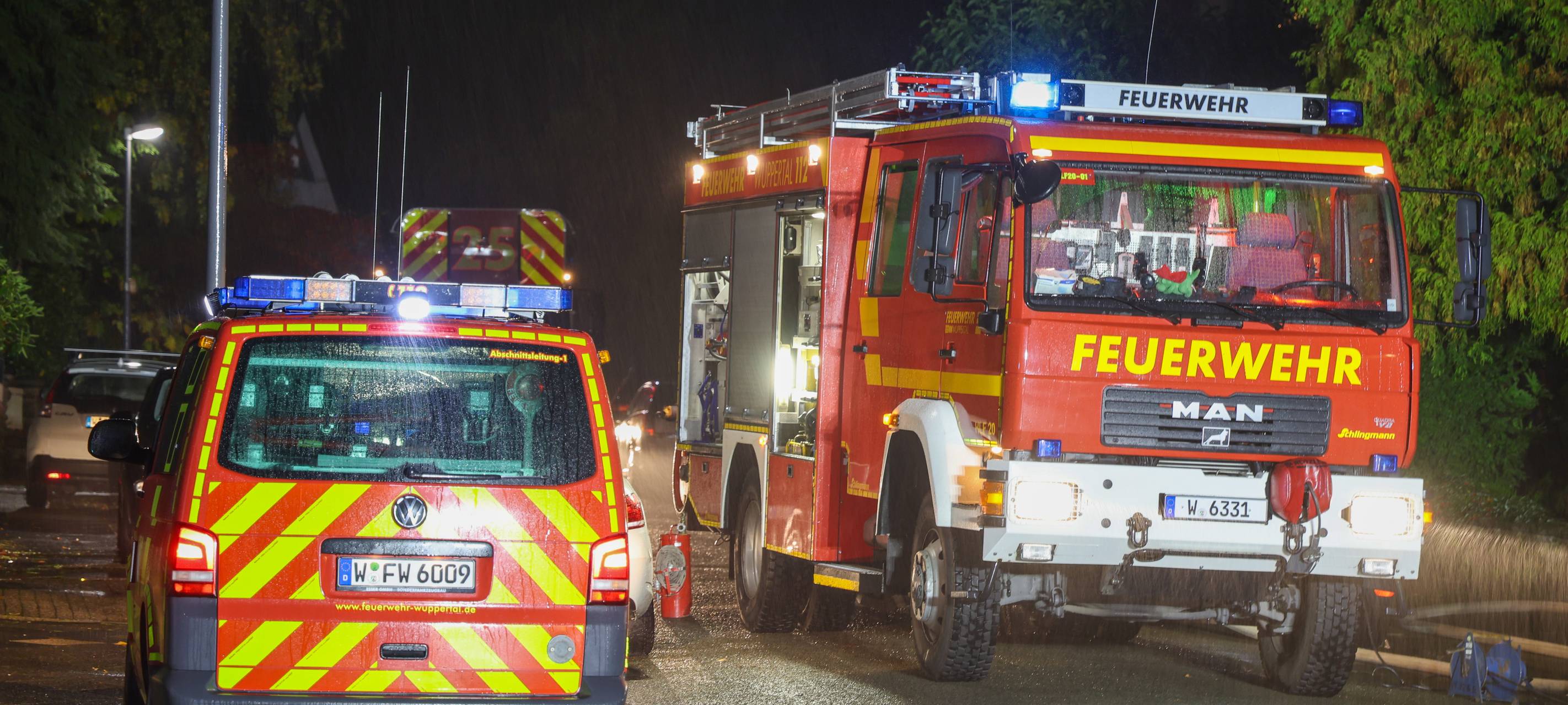 Mofa brennt an Hauswand