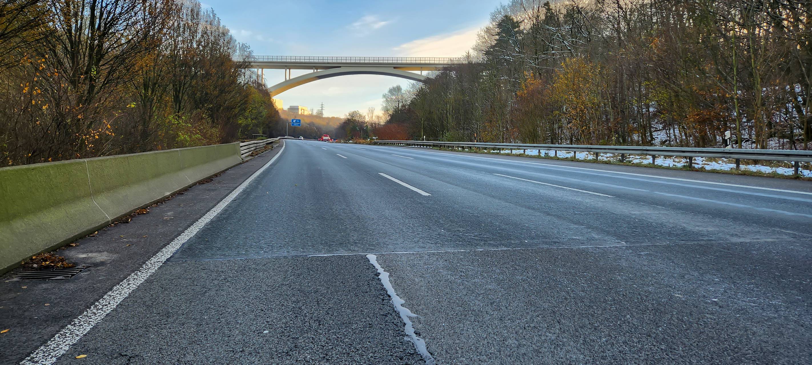 Grünpflege auf der Autobahn