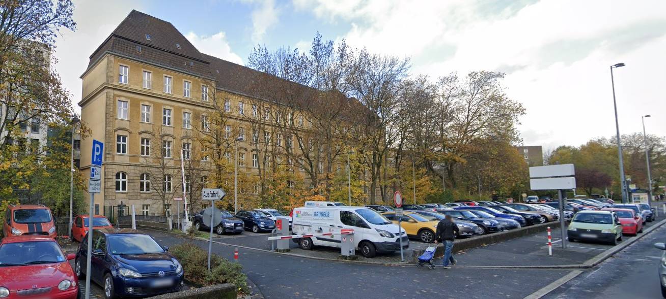 Container vor dem Landgericht