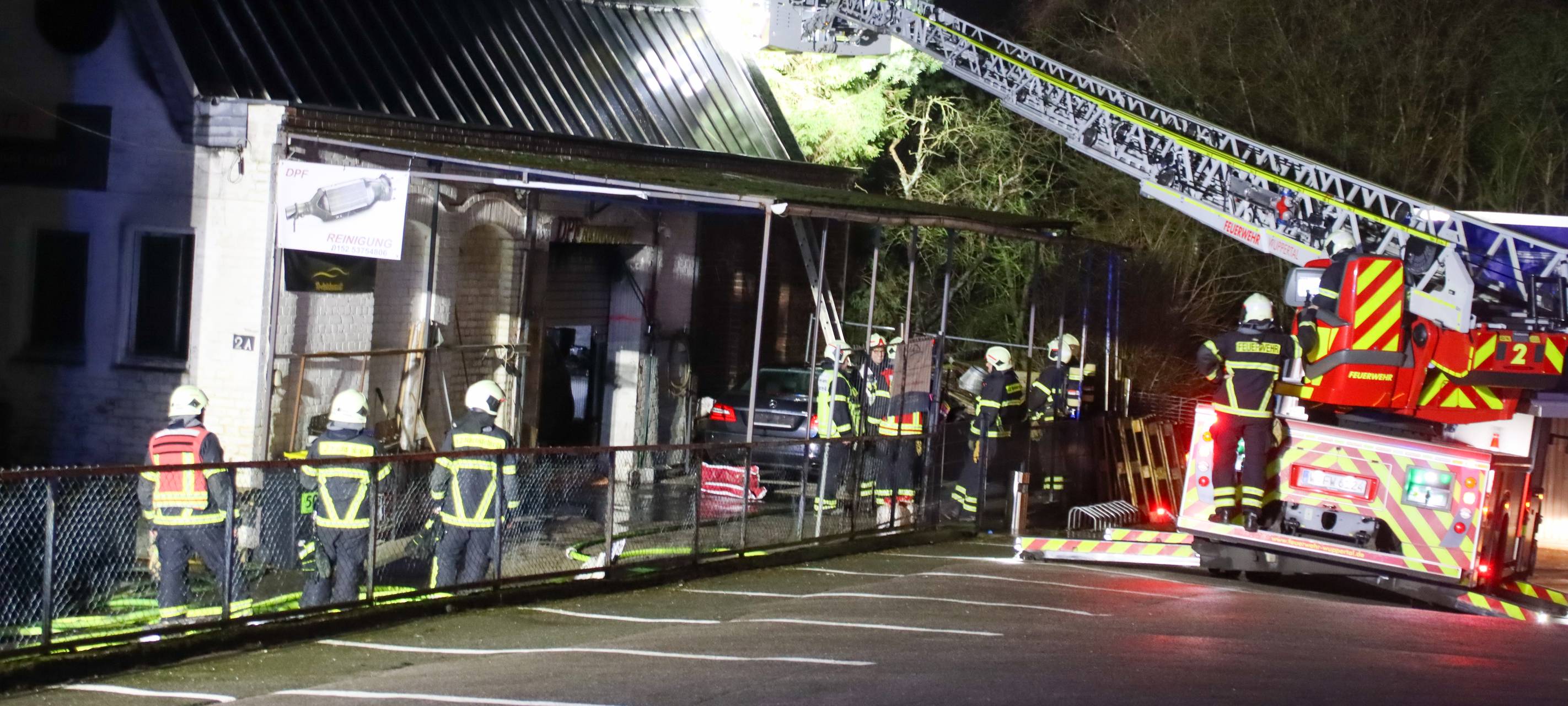 Feuer in Autowerkstatt und Wohnungen