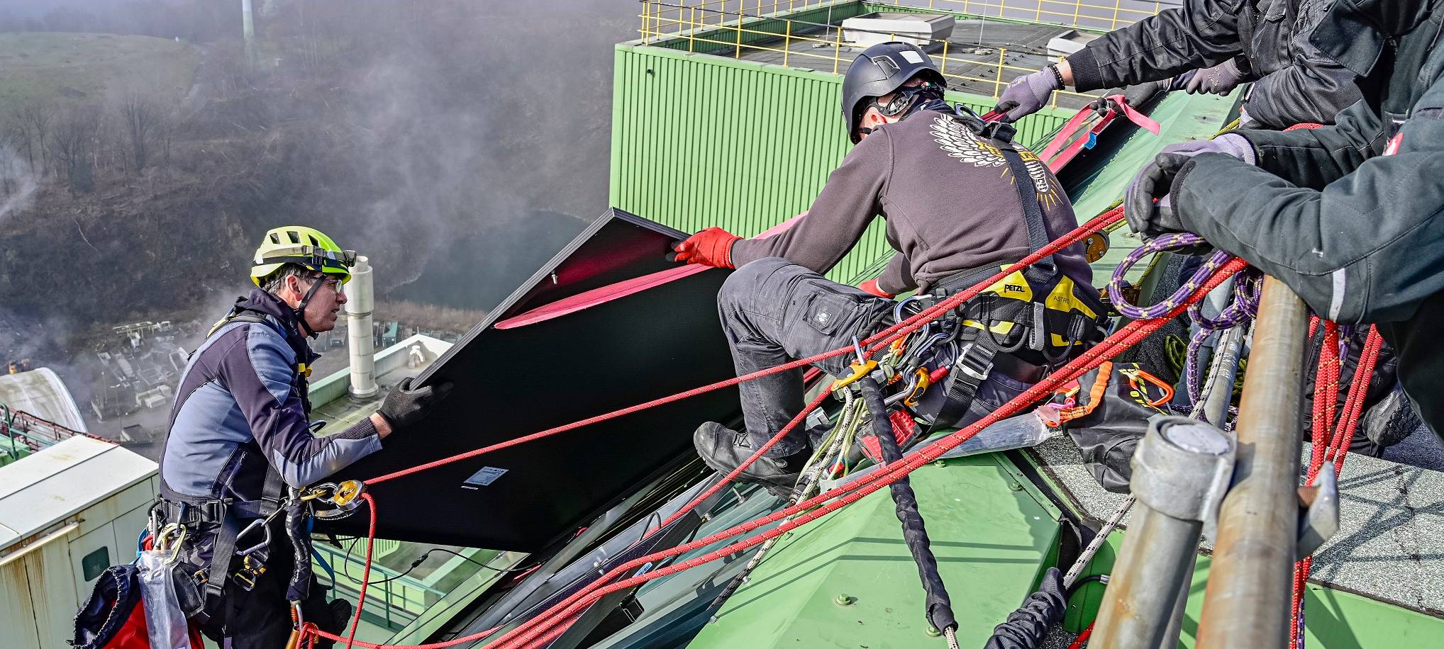 Kletterer installieren Solaranlage auf Korzert