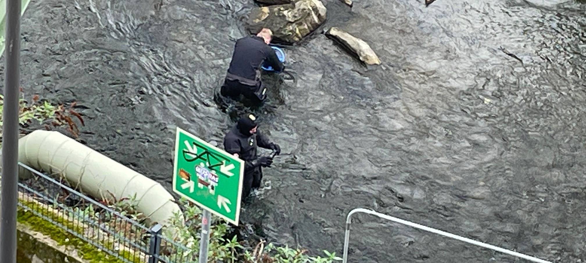 Polizisten in der Wupper