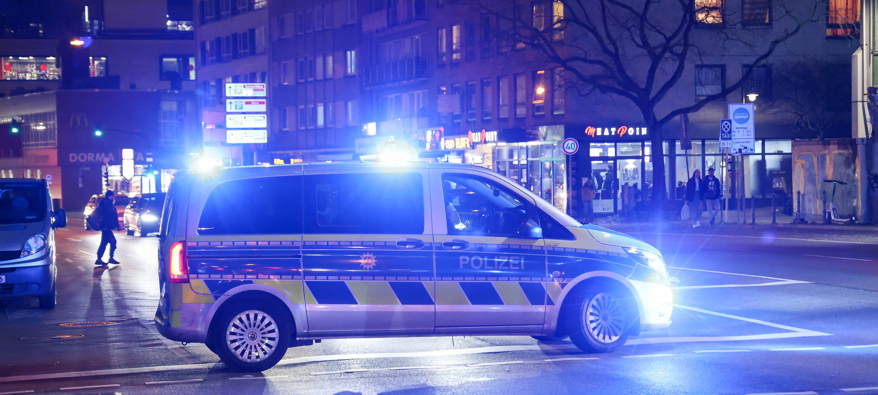 Gruppe schmiert "Radweg" auf die Mauerstraße