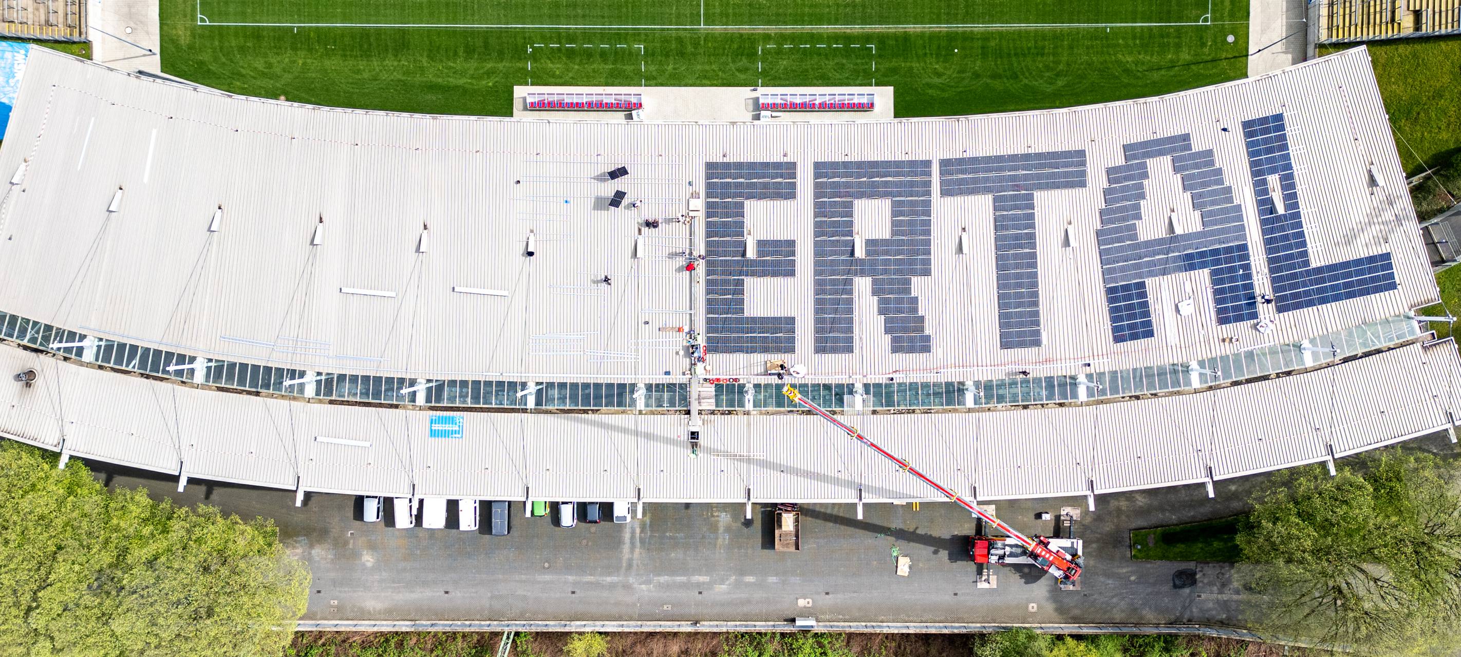 Photovoltaik-Schriftzug auf Stadiondach halb fertig