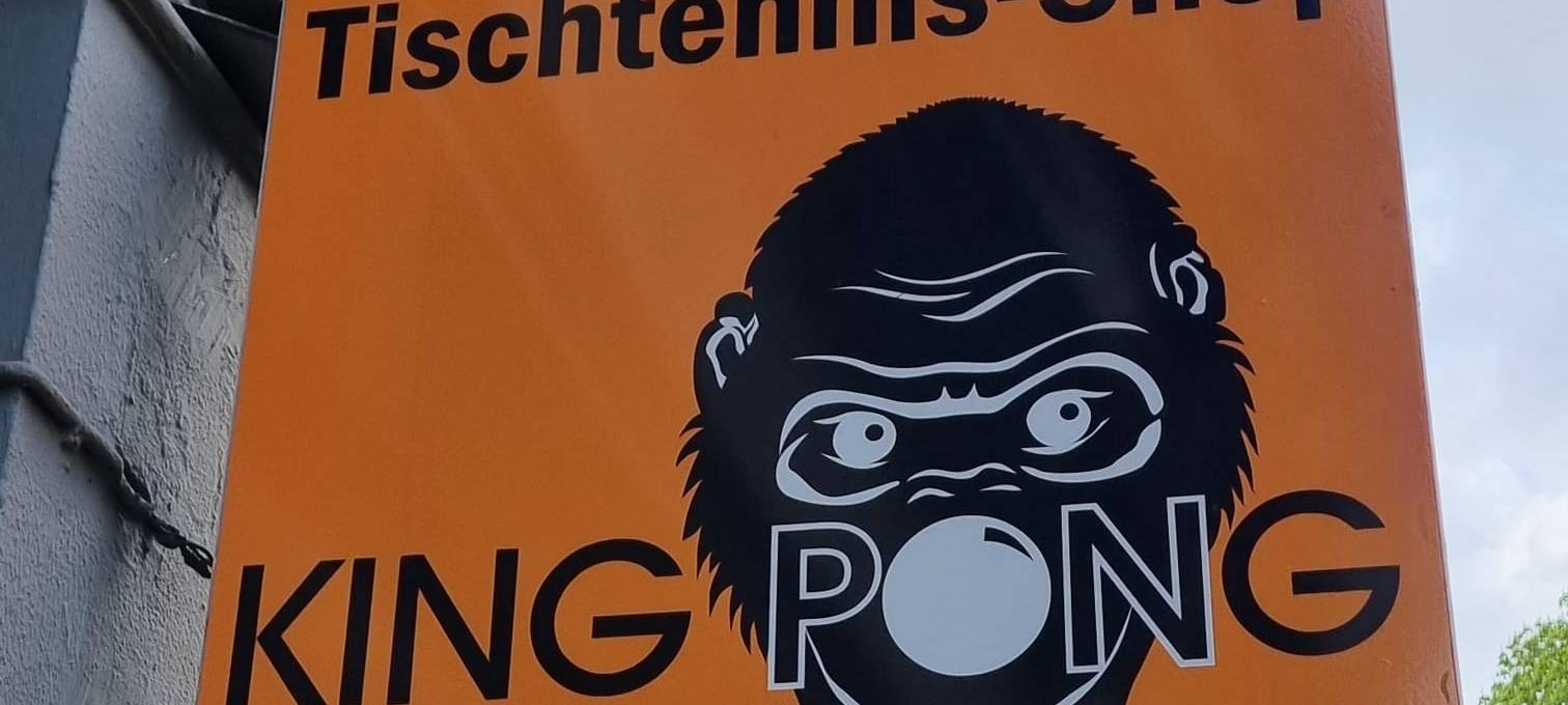 Wir hören hinters Schaufenster