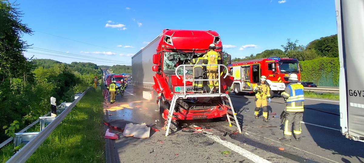 A1: Lastwagen mit Kran geborgen