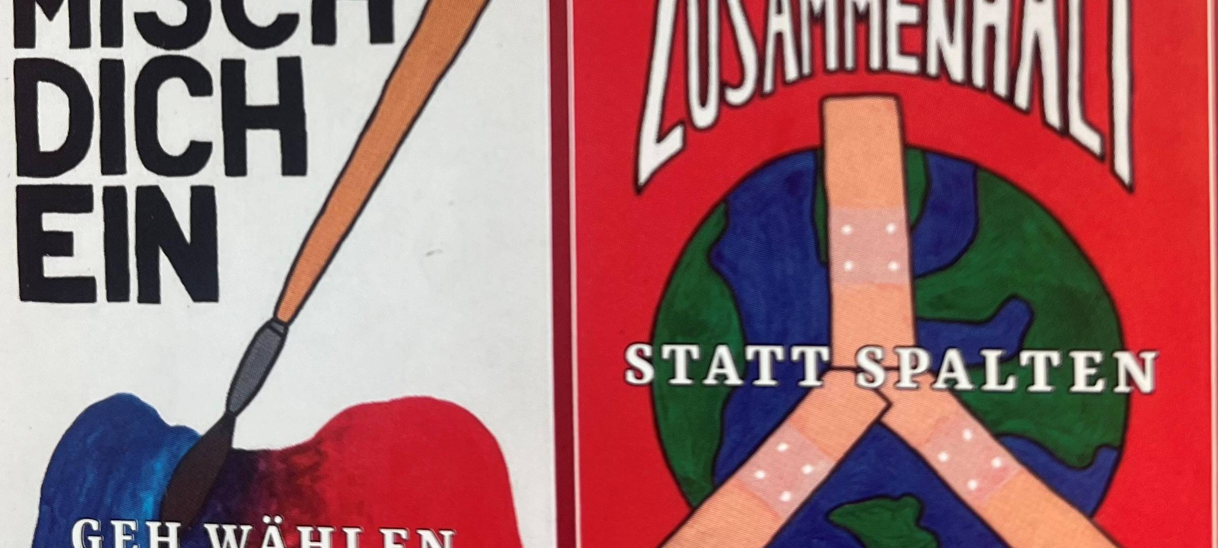 Ungewohnte Wahlplakate an der Schwebebahn