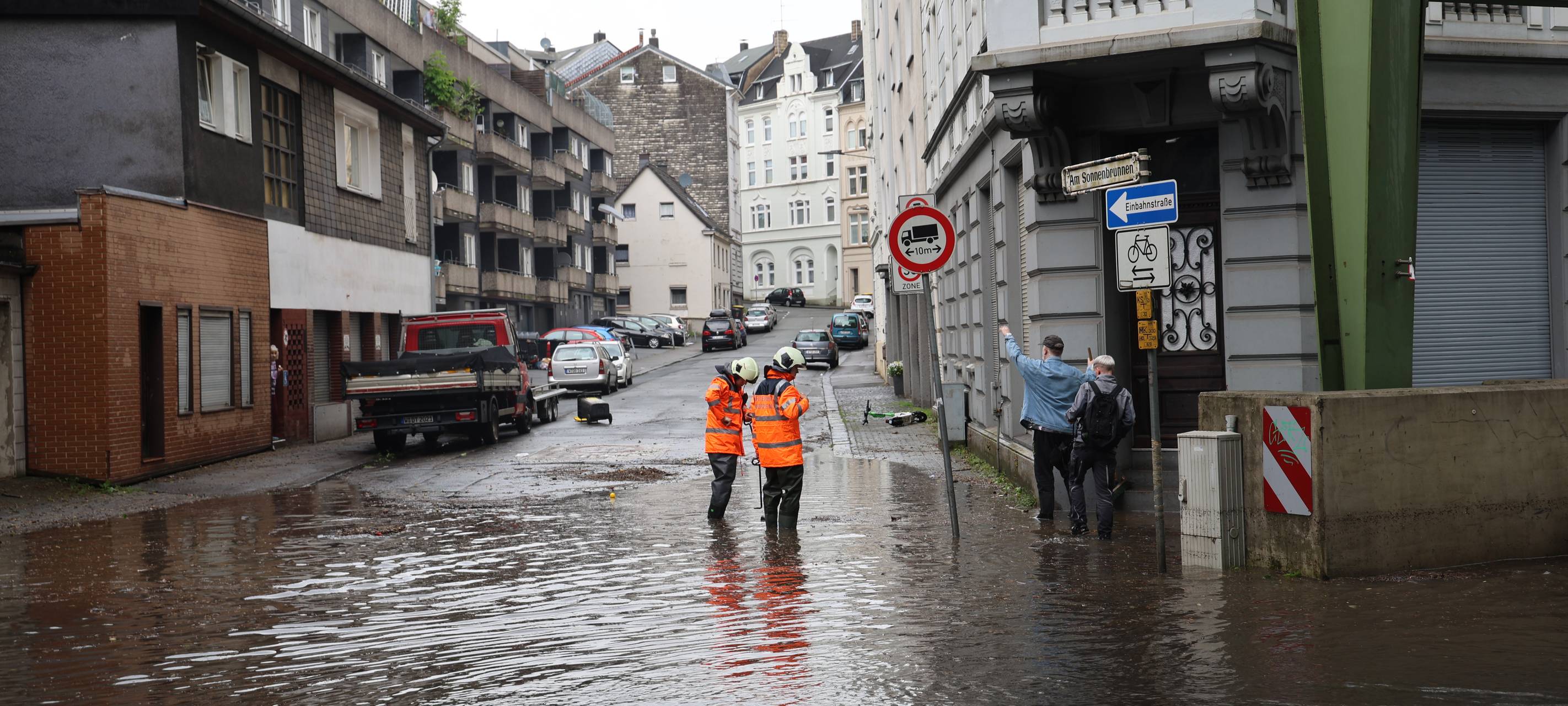 Unwetter überflutet Straßen und Keller