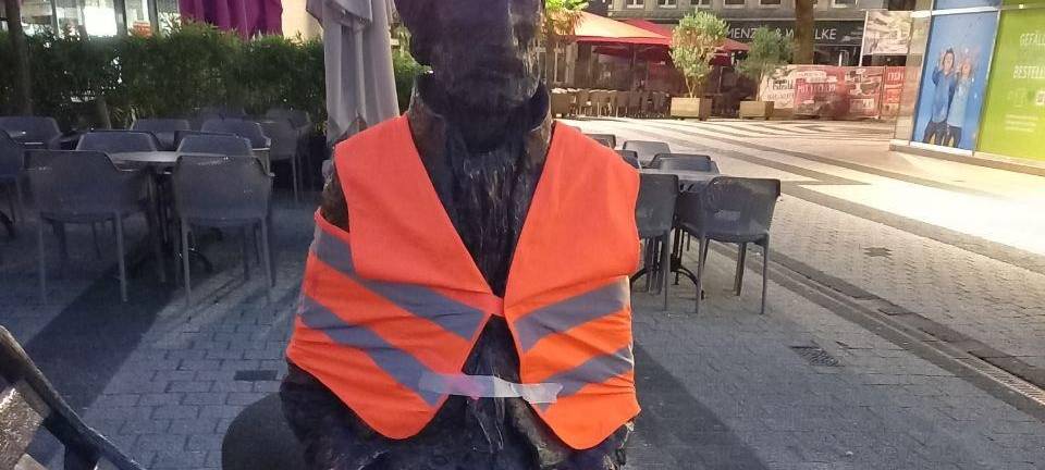 Letzte Generation "schmückt" Statuen