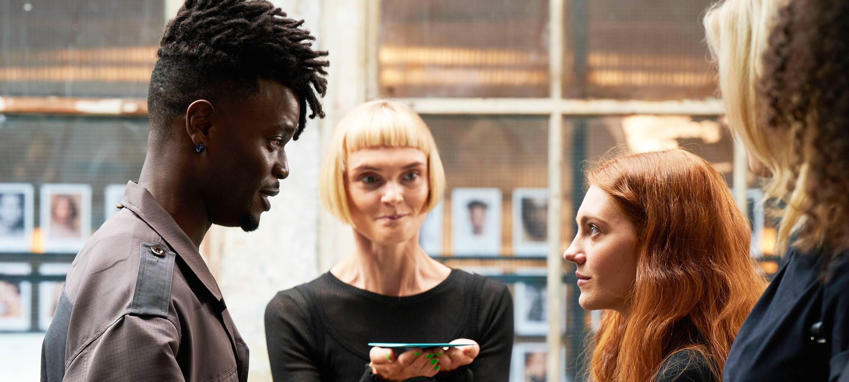 Harriet wird in der Agentur gefeiert.