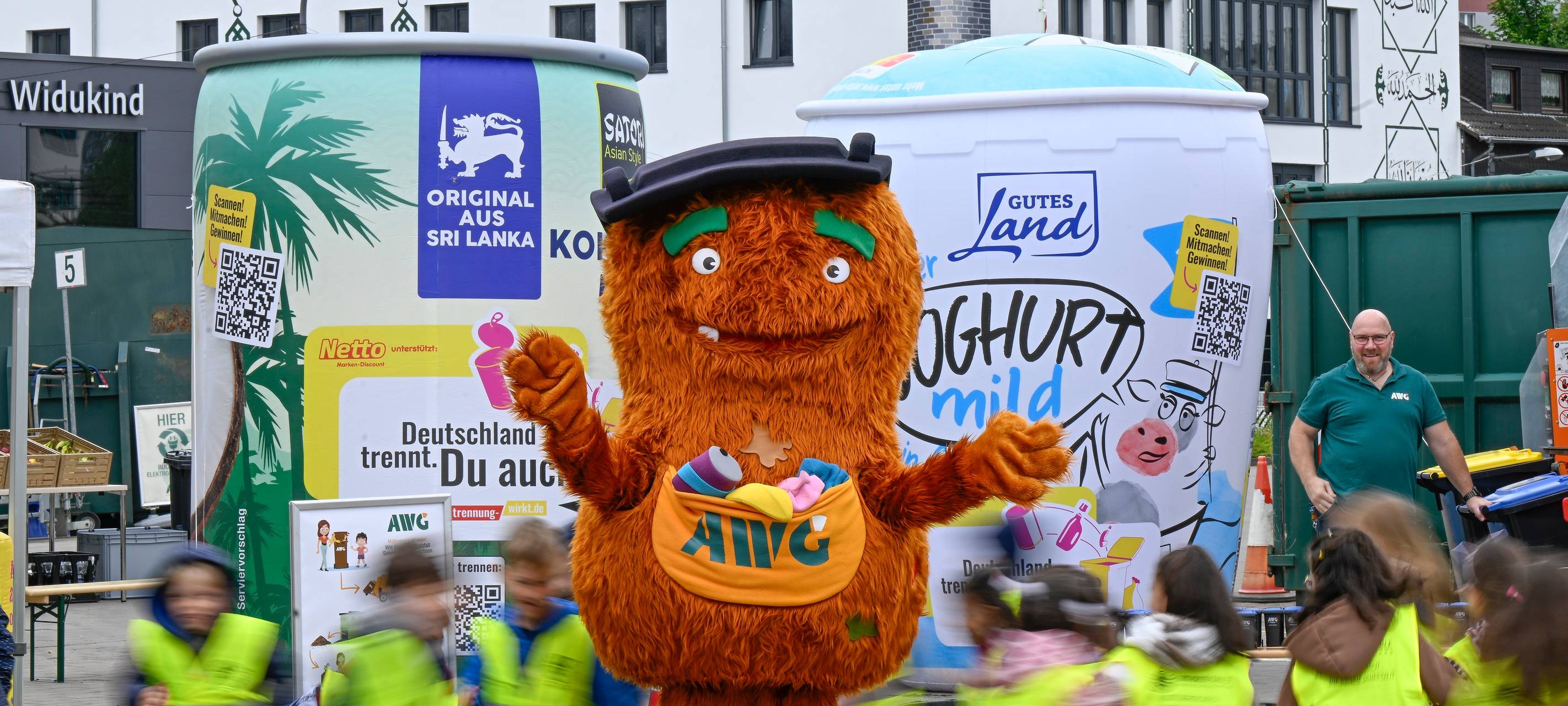 Kinder lernen Mülltrennung