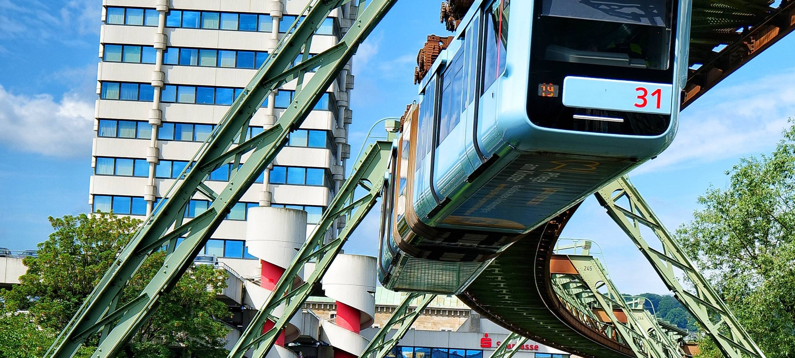 Schwebebahn fährt wieder