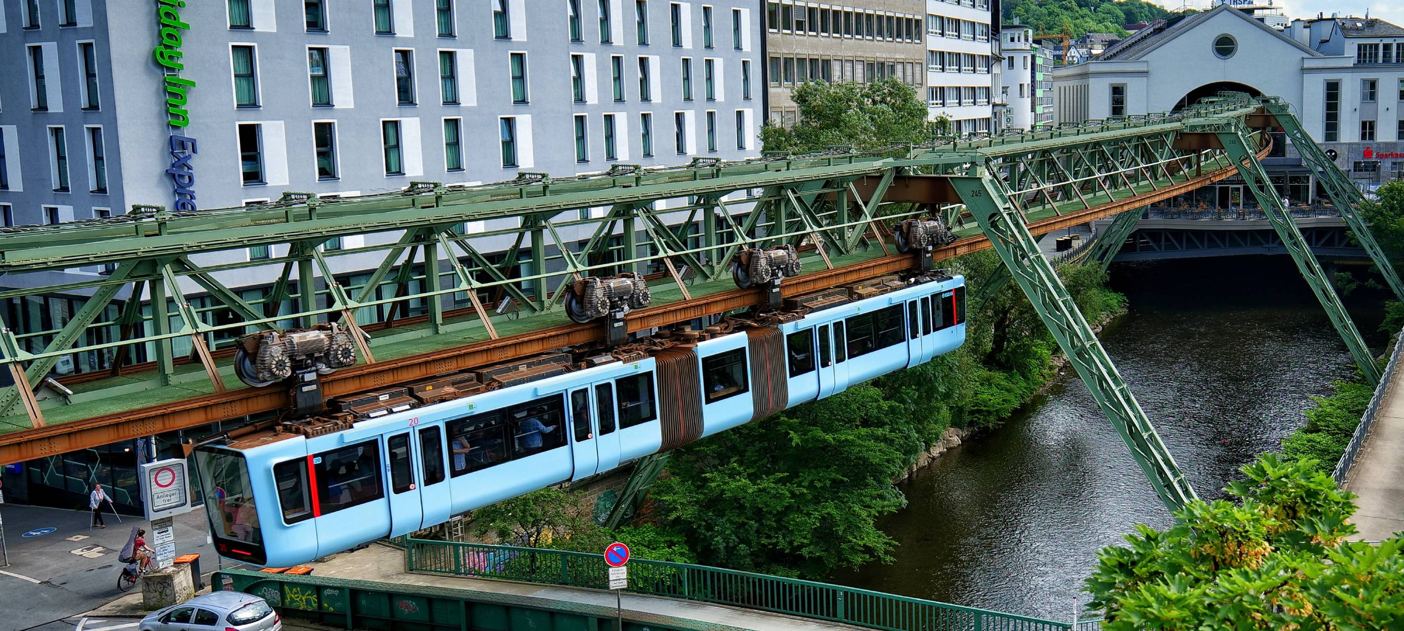 Schwebebahn fährt wieder