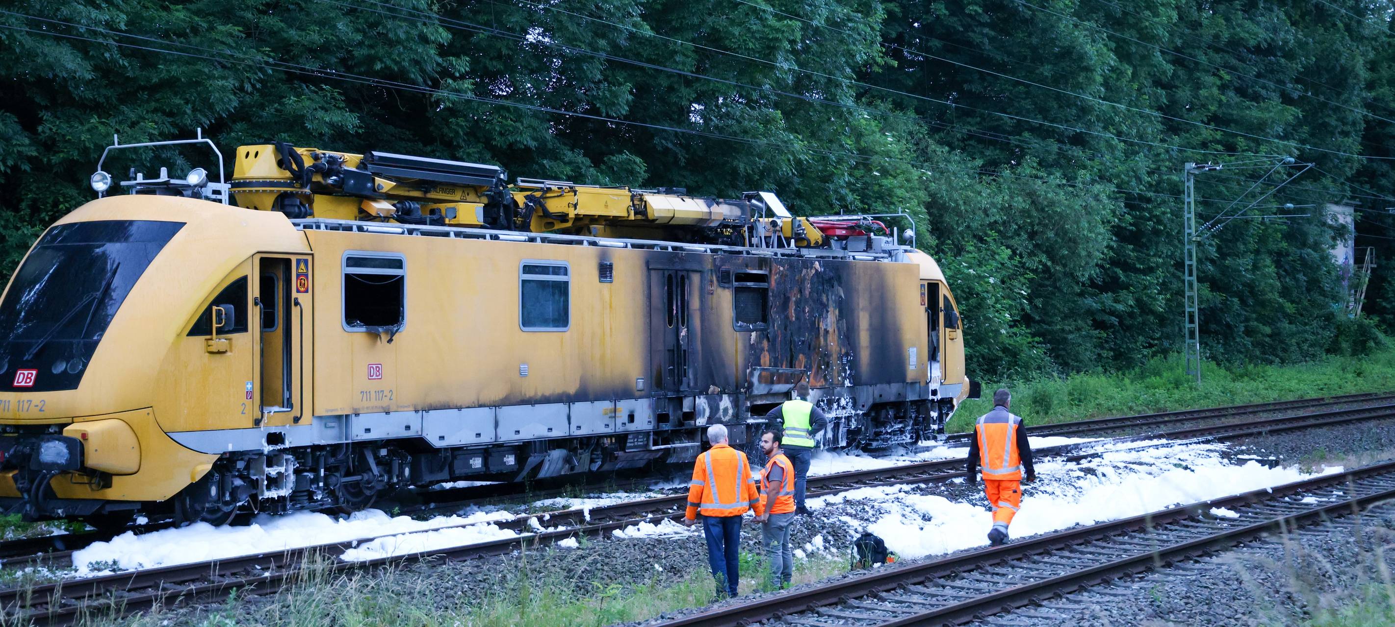 Brennender Zug stoppt Bahnverkehr