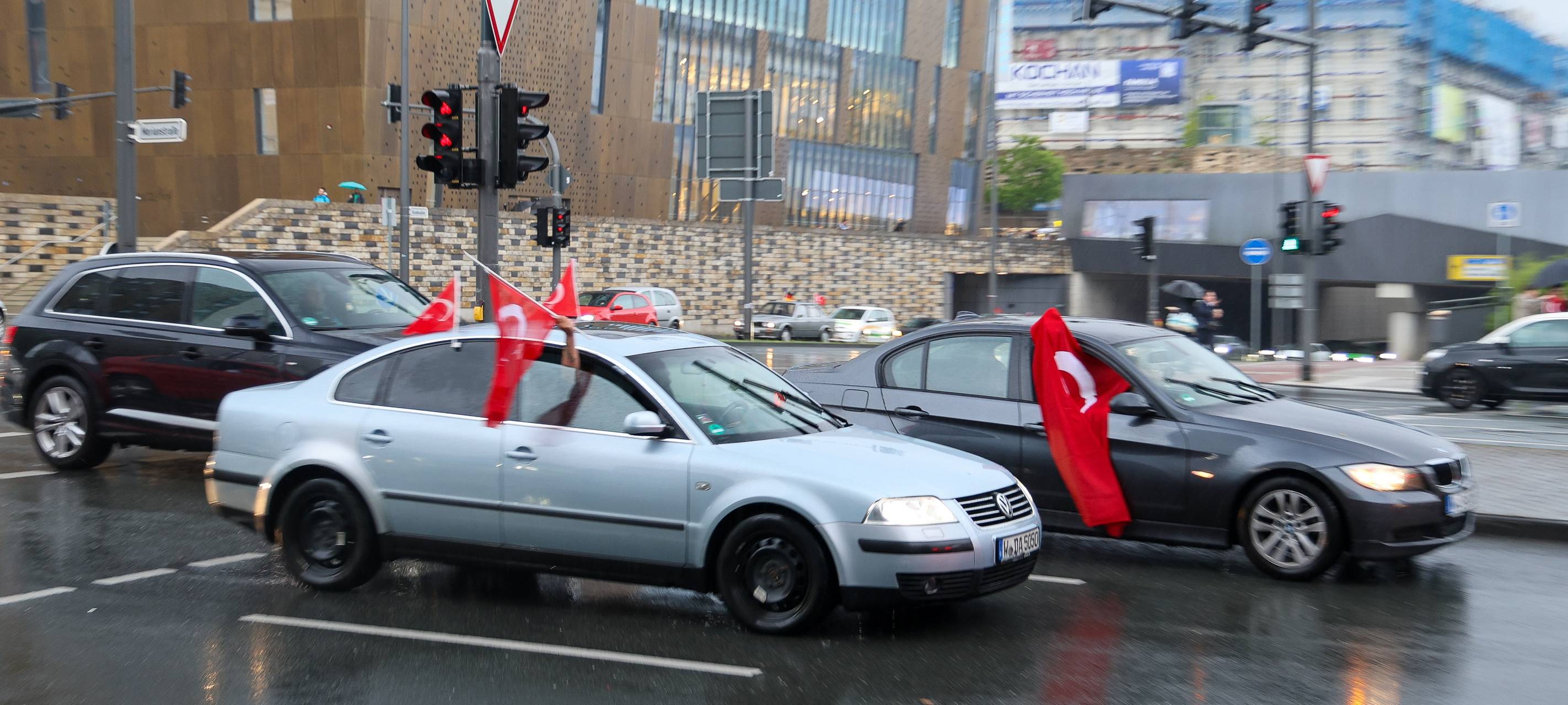 Lange Autokorsos in Elberfeld