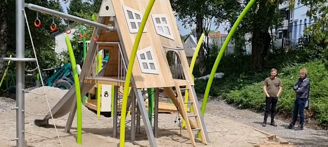 Boden am Spielplatz abgesackt