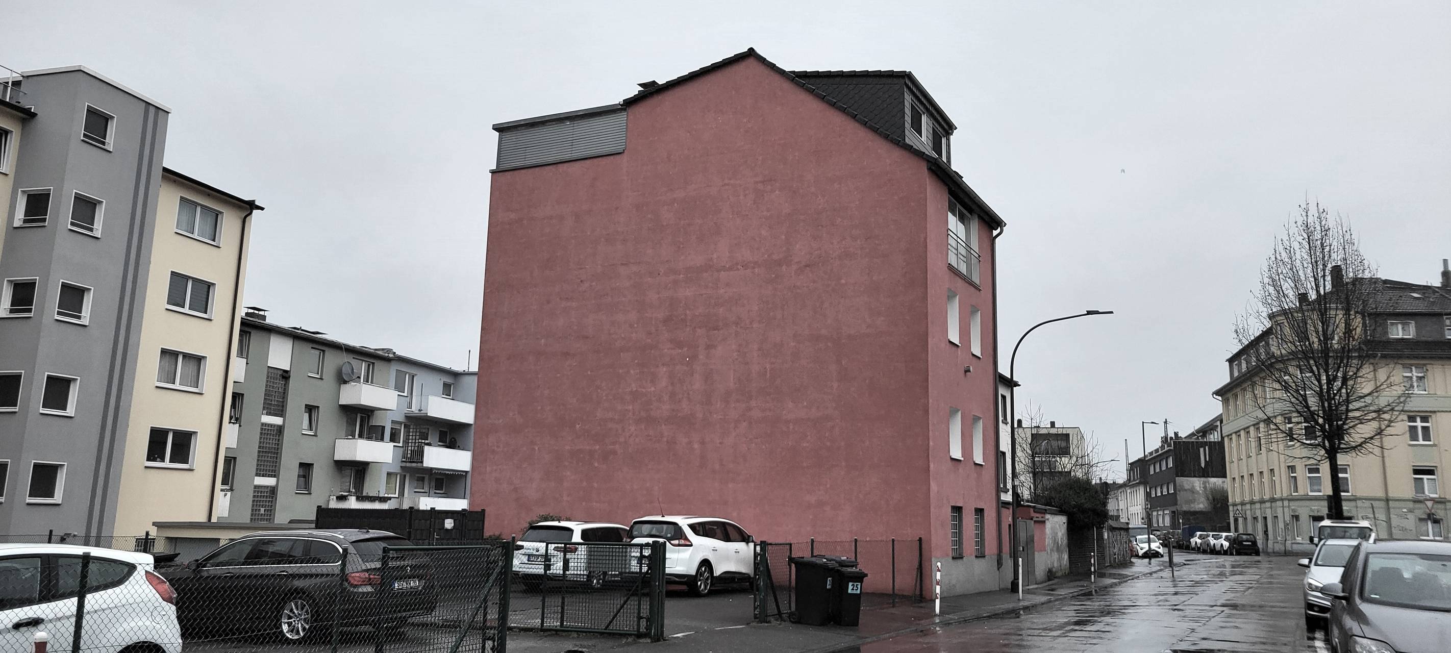 Pina Bausch Gallery an Hauswänden wächst