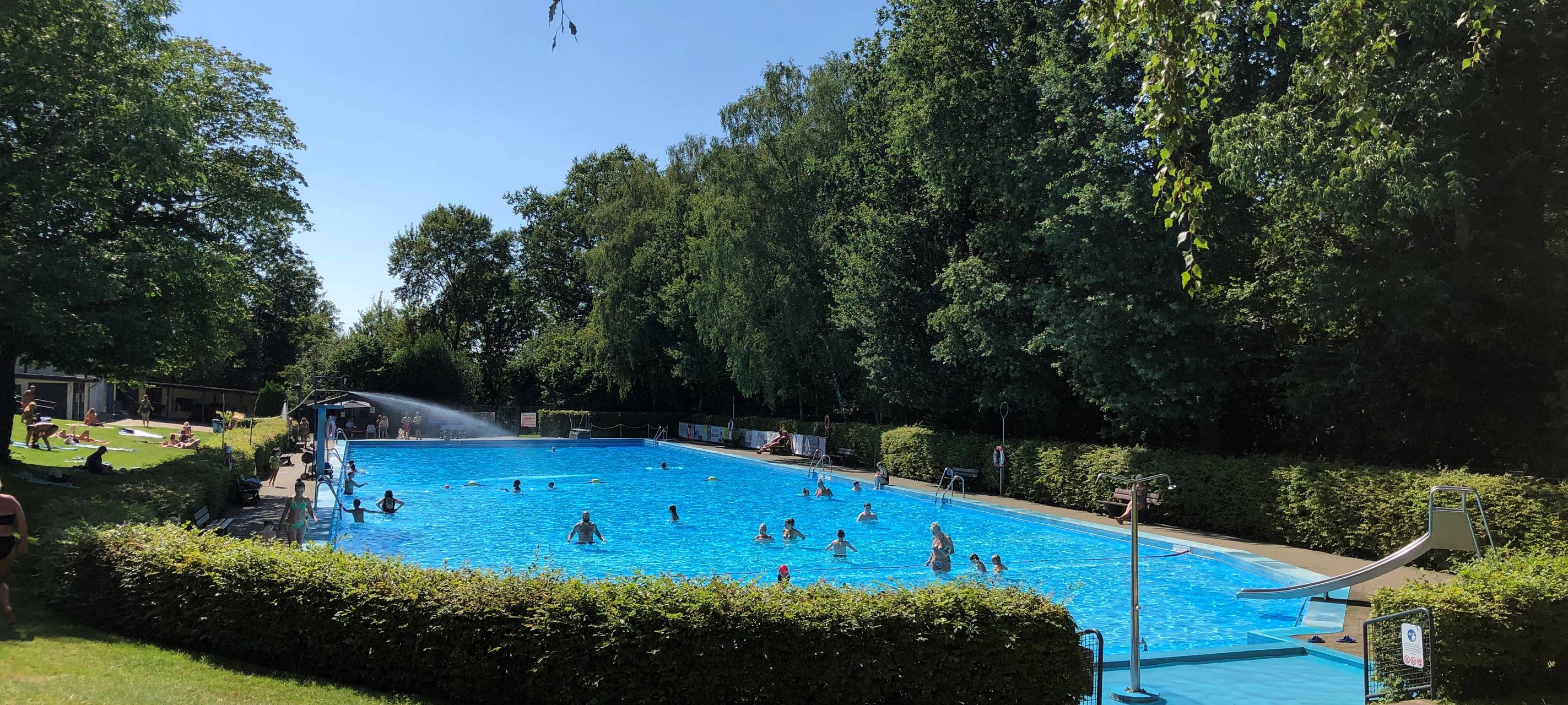 Durchwachsene Sommerferien in den Freibädern