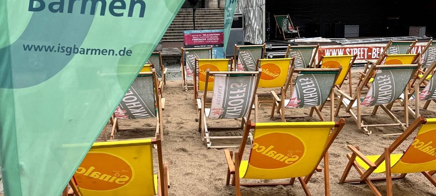 Sand, Musik und Essen vor dem Barmer Rathaus