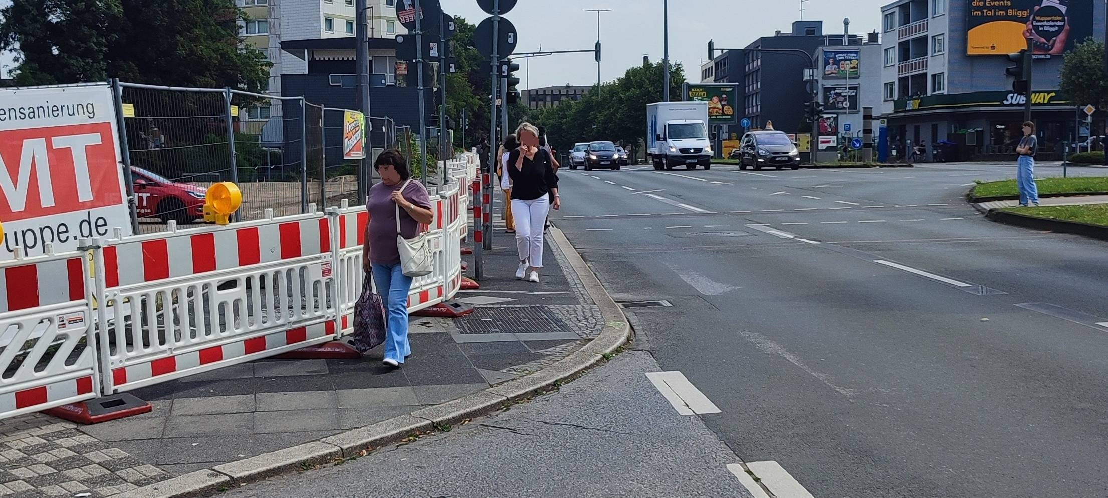 Zu schmaler Bürgersteig an der B7
