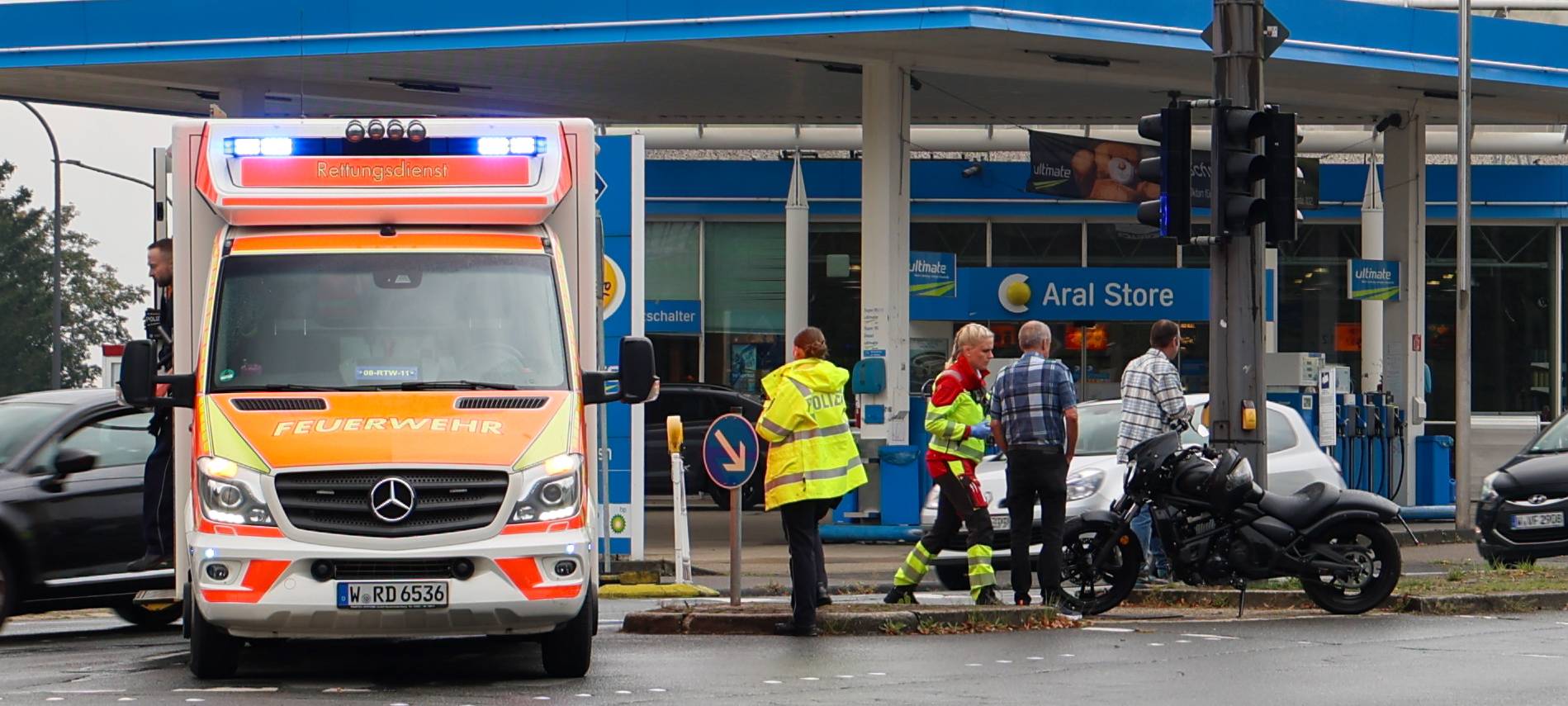 Motorradfahrer stürzt auf nasser Straße