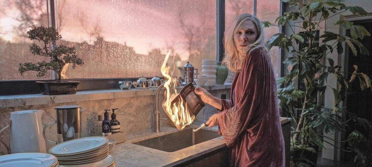 Catherine verbrennt den Roman.