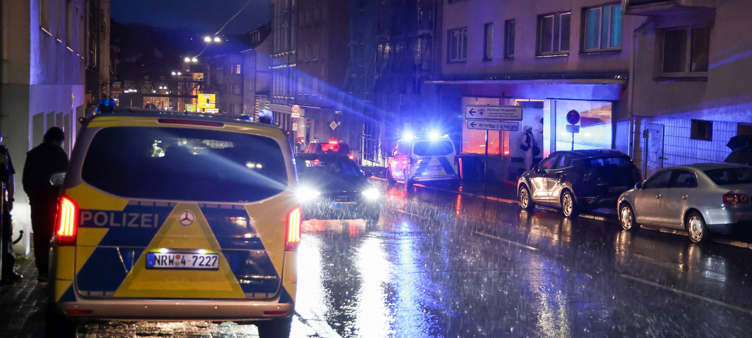 Mann schießt mit Schreckschusswaffe aus Dachfenster