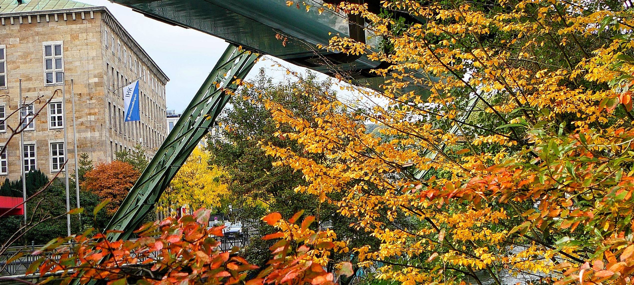 Schwebebahn fährt wieder