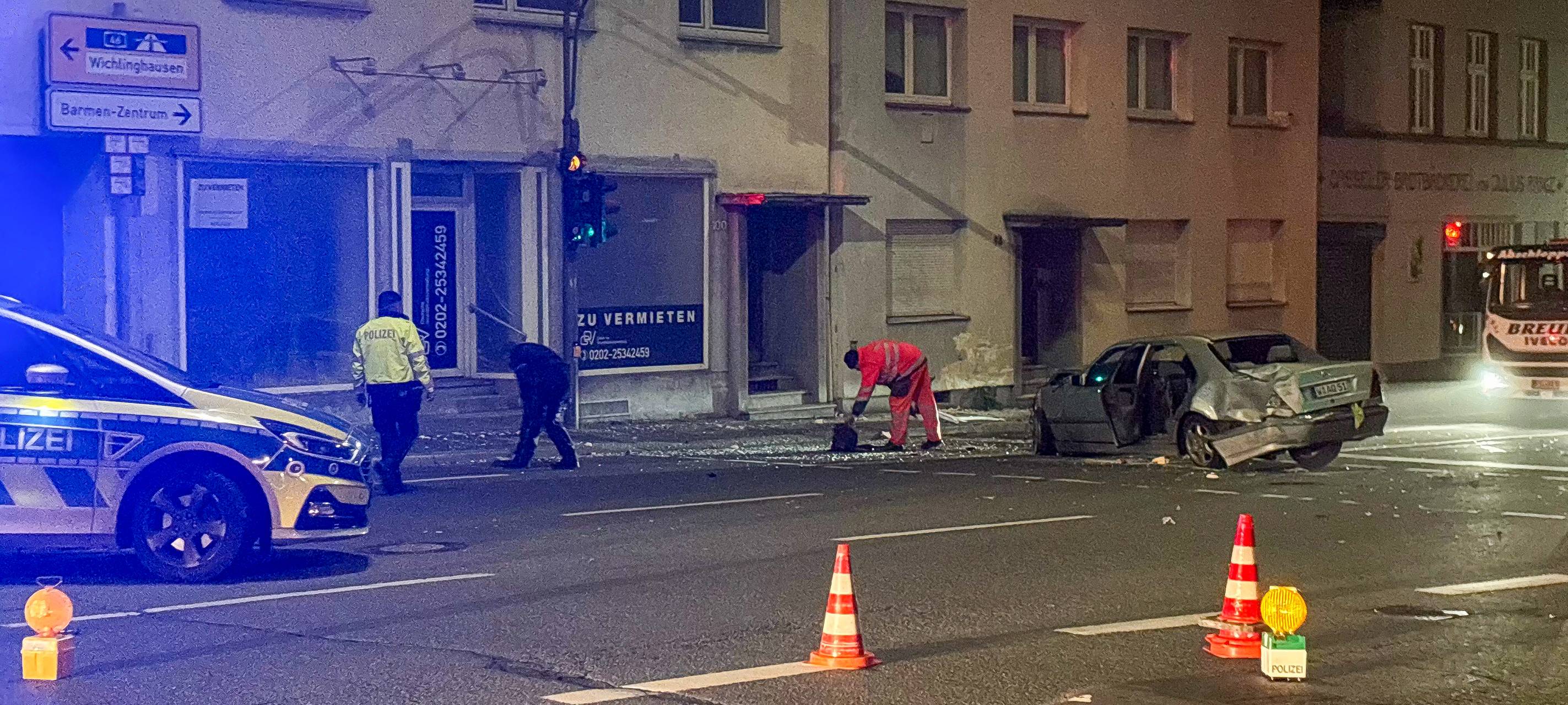Mann fährt über Rot und flieht