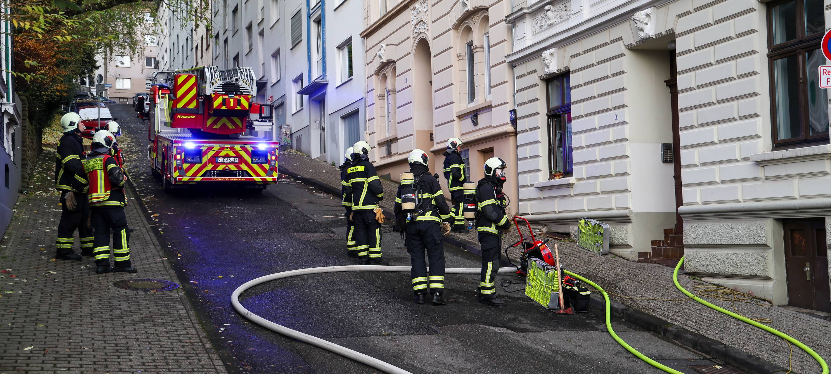 Falsch geparkte Autos blockieren Feuerwehr den Weg