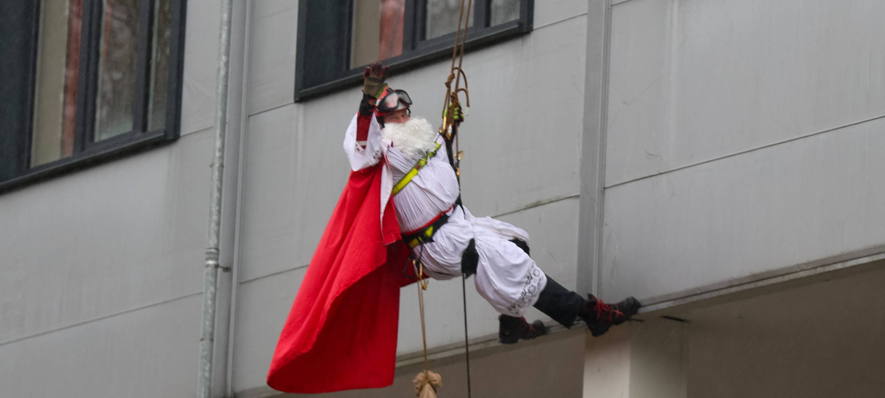 Der Nikolaus vom Krankenhaus-Dach