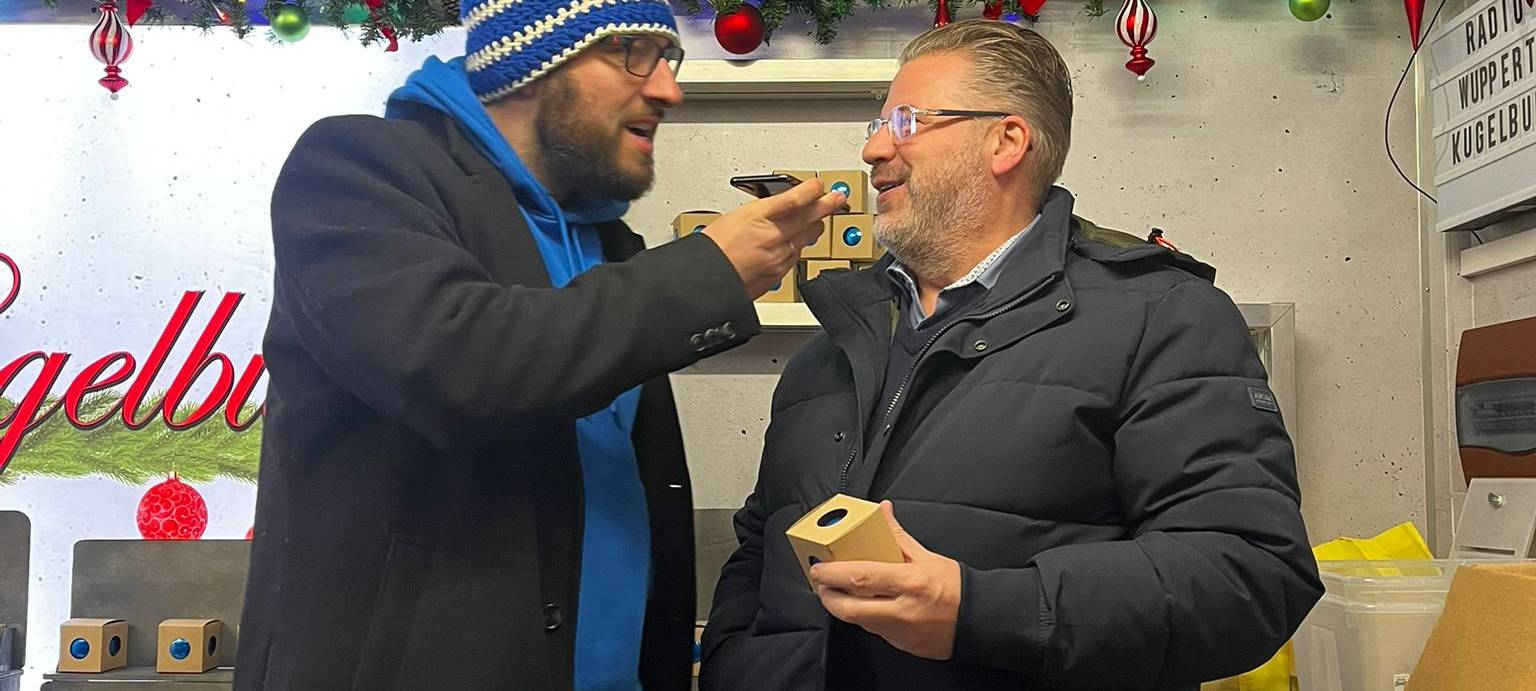 Weihnachtskugelverkauf Hörer Lars