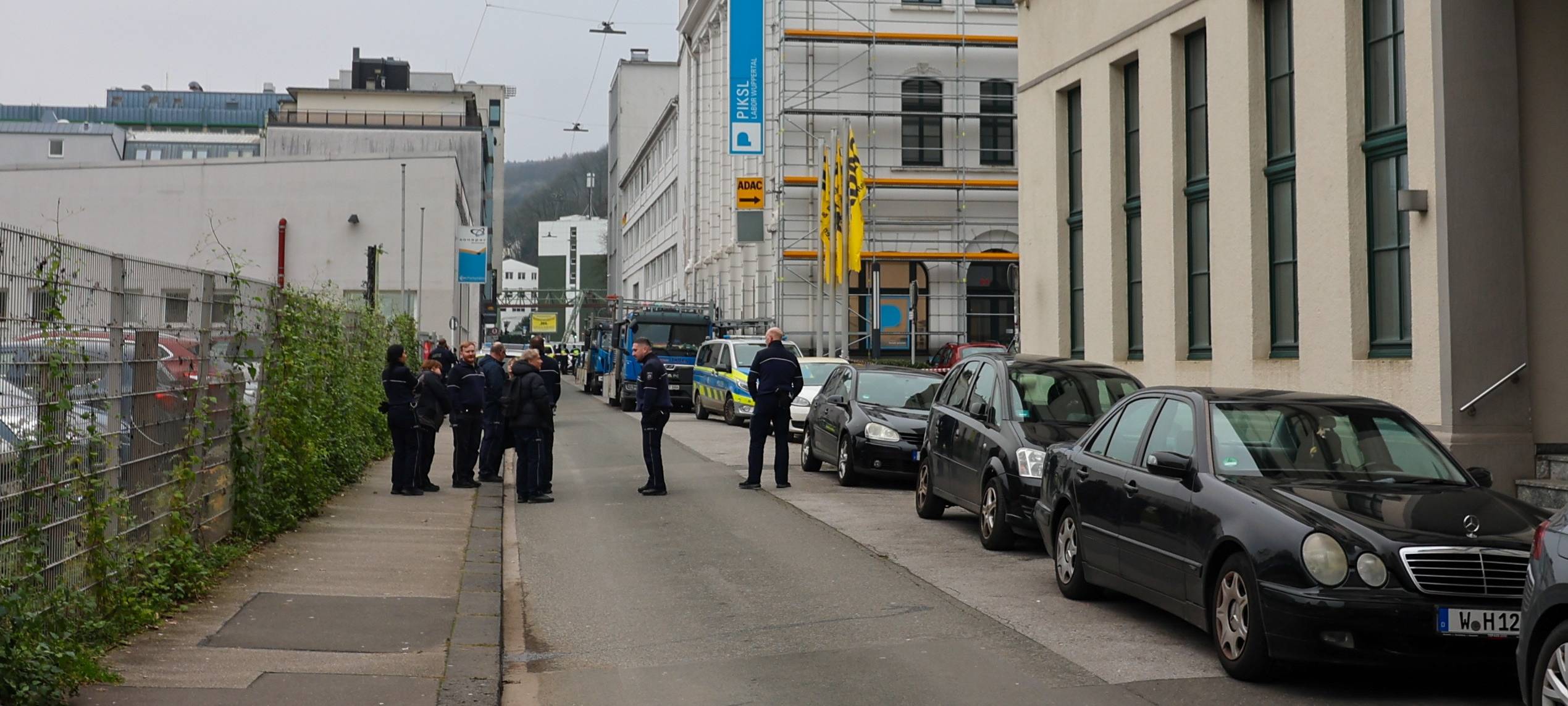 Eine abgesperrte Straße vor dem Gebäude der Wuppertaler Staatsanwaltschaft