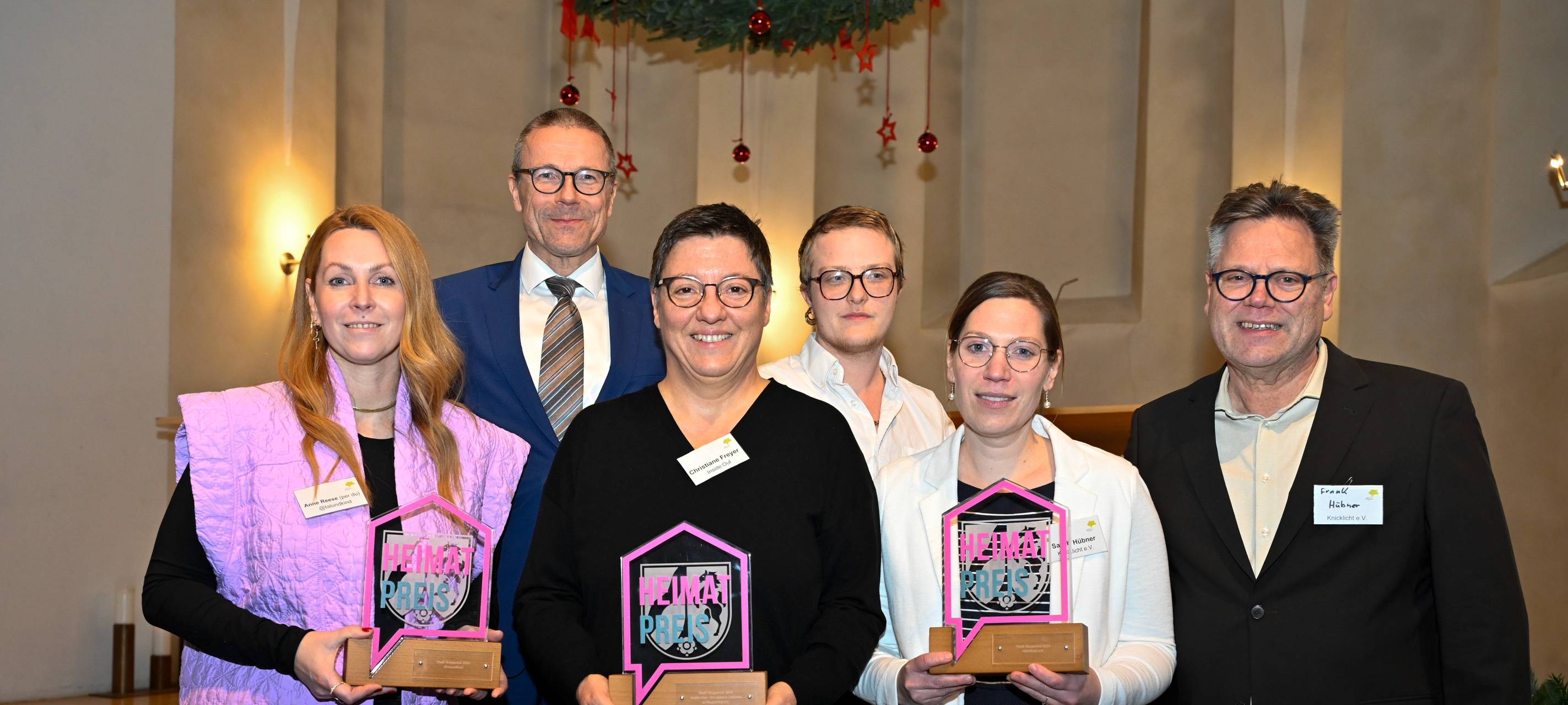 Die Gewinnerinnen und Gewinner des Wuppertaler Heimatpreises 2024 mit den Trophäen