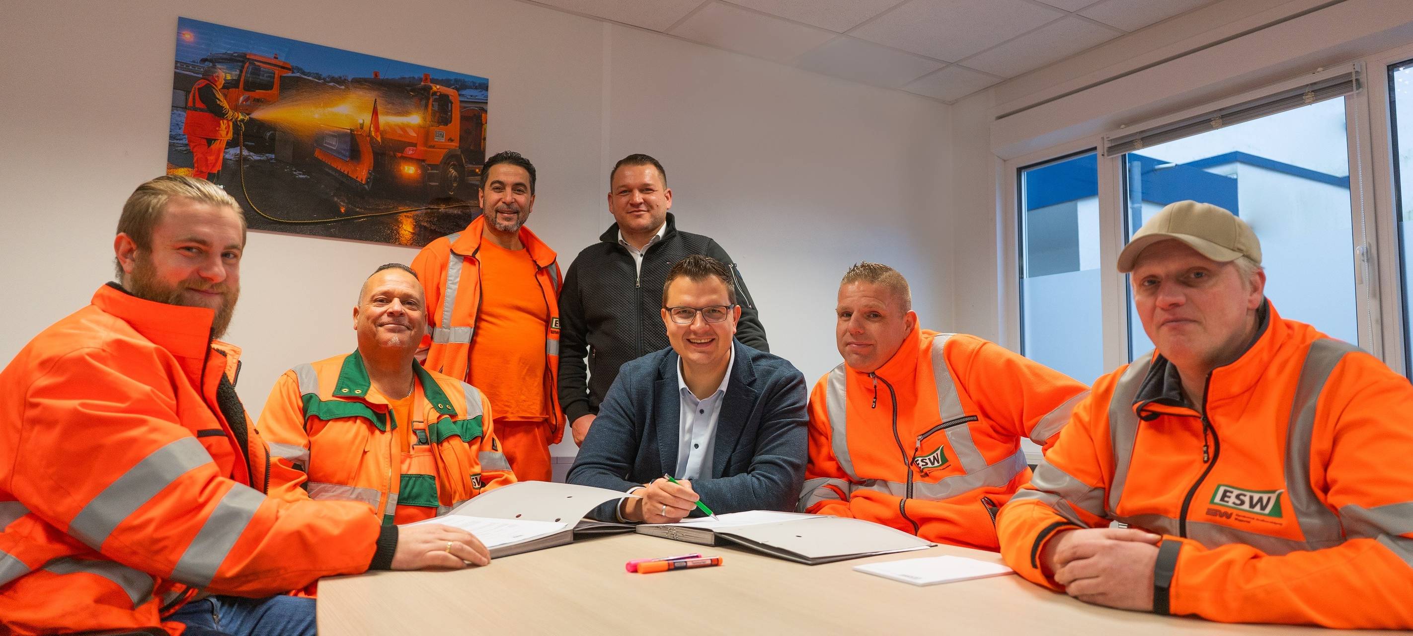 Vier bisherige Mitarbeiter des Wupper-Putz-Teams mit den Chefs der AWG