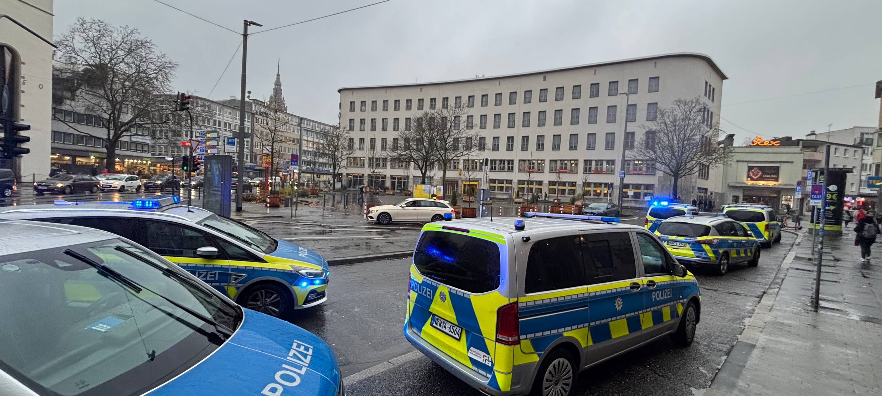 Einsatzfahrzeuge der Polizei am Kipdorf in Elberfeld