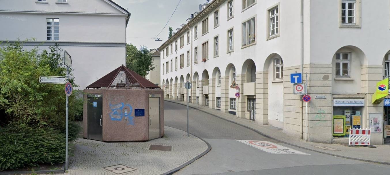 ein Toilettenhäuschen an der Ecke Westkotter Straße Wichlinghauser Schulstraße