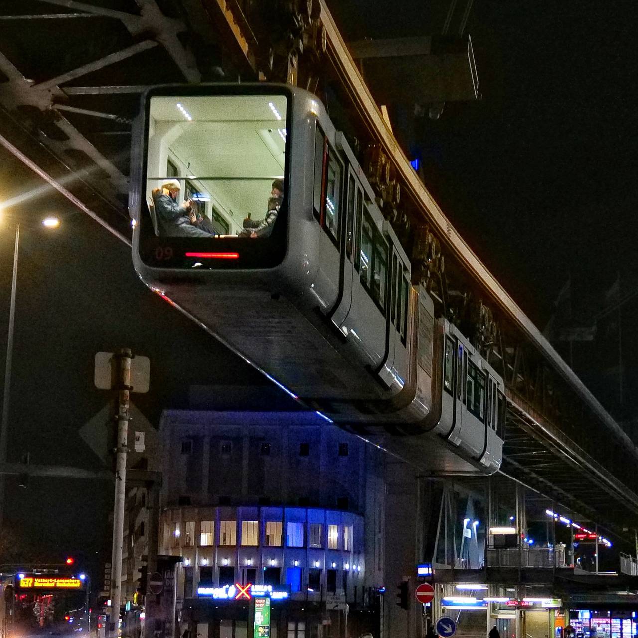 Schwebebahn am Alten Markt in Barmen bei Nacht