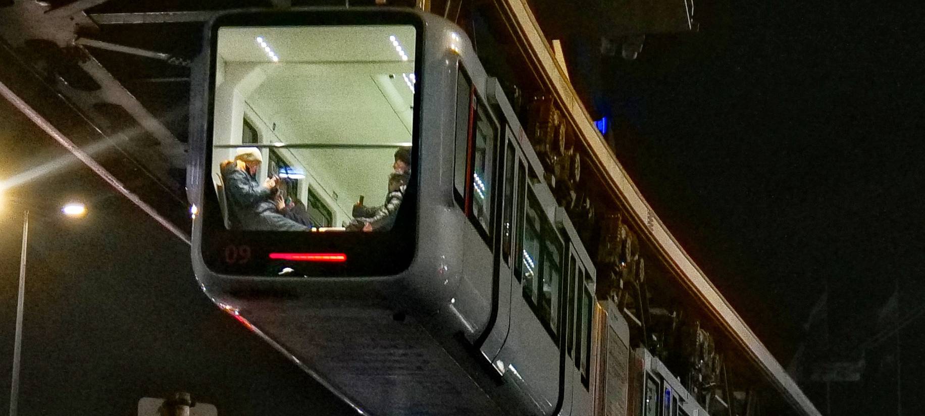 Schwebebahn am Alten Markt in Barmen bei Nacht