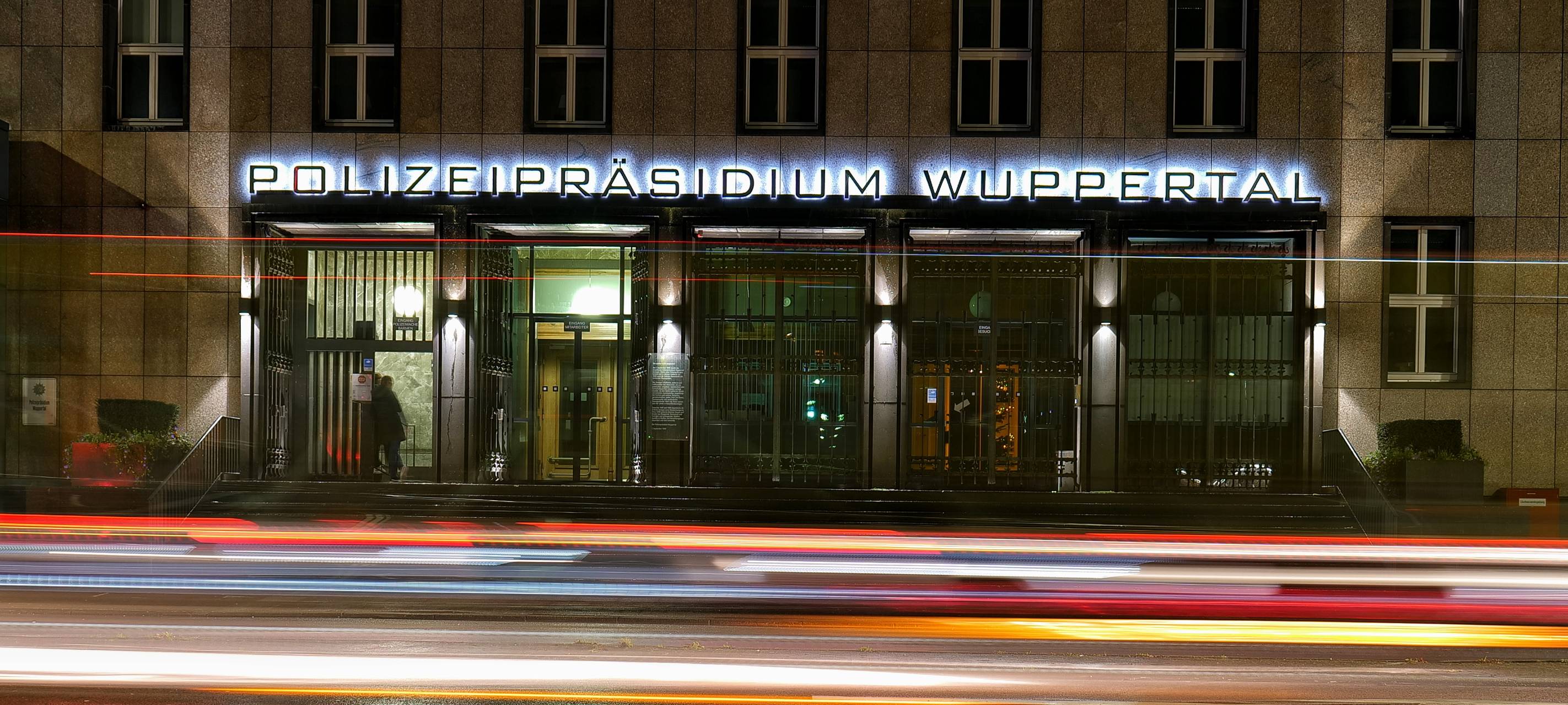 Das Wuppertaler Polizeipräsidium bei Nacht