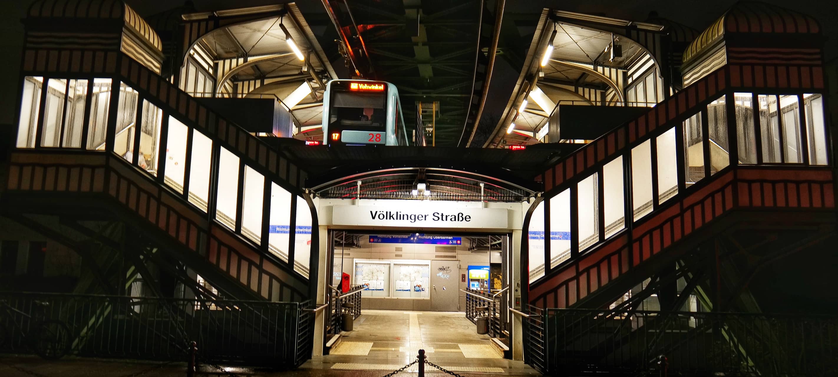 Die Schwebebahnstation Völklinger Straße bei Nacht